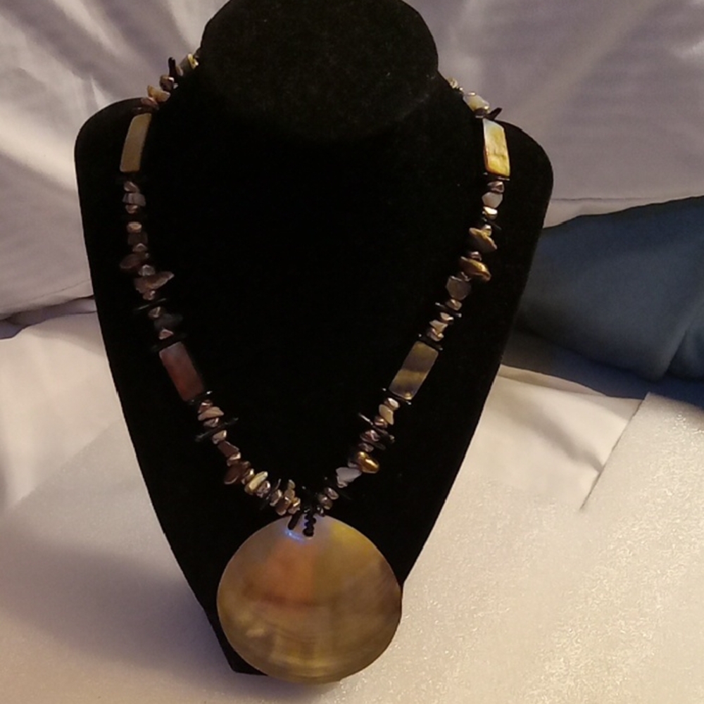 Elegant Shell Pendant Necklace